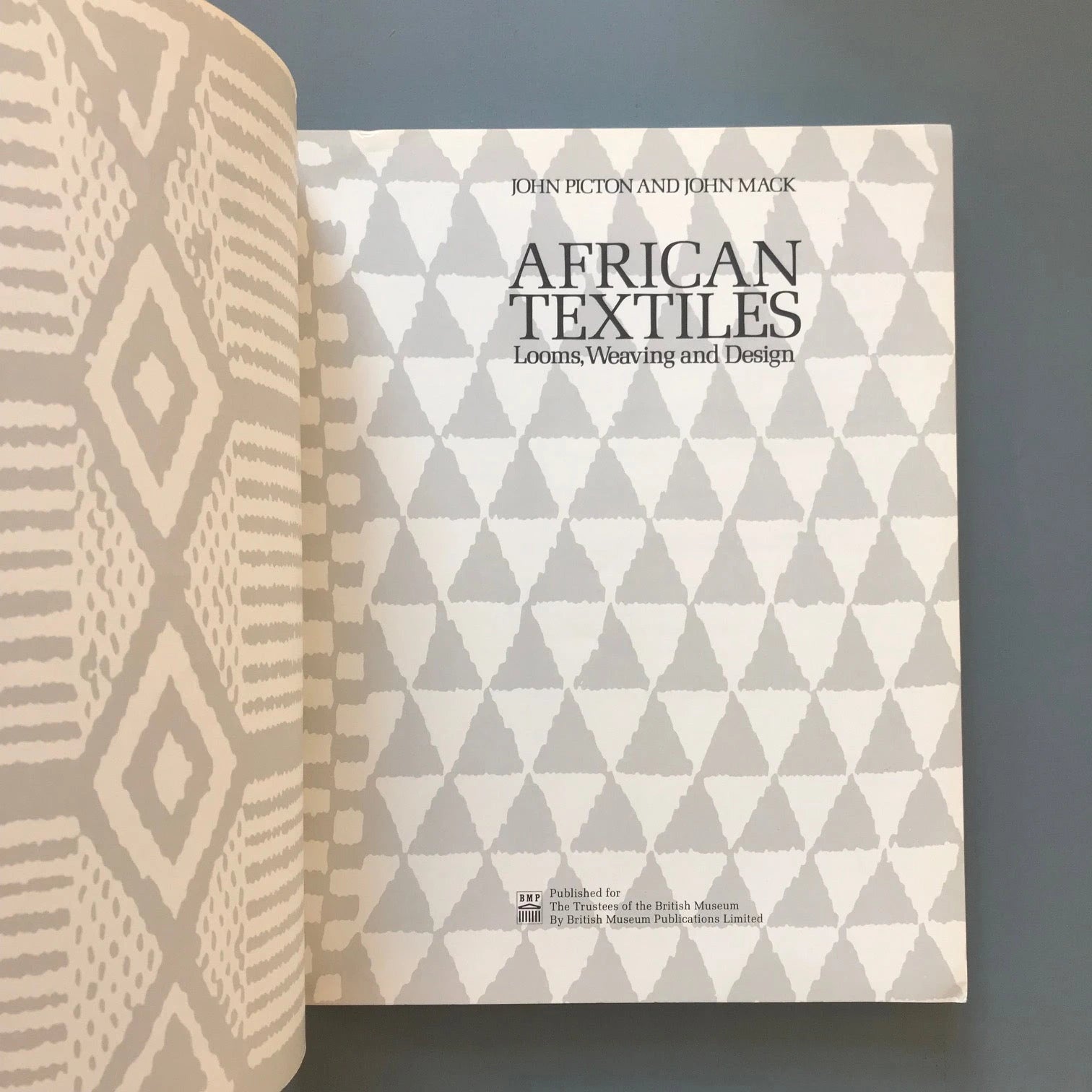 洋書 BRITISH TEXTILE An Encyclopaedia of Textiles from the