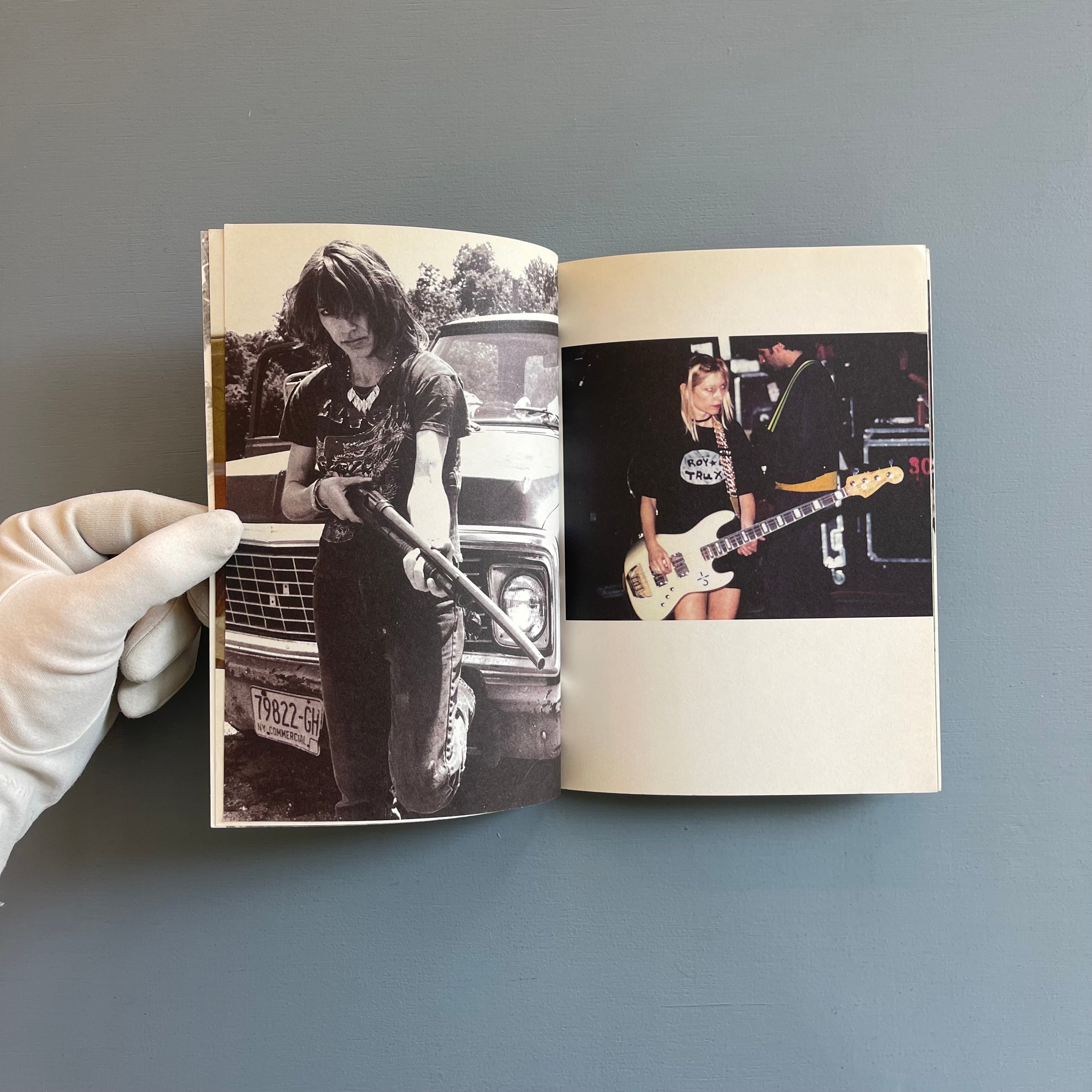Kim Gordon (signed) - Chronicles Vol.1 - Nieves 2005 - Saint