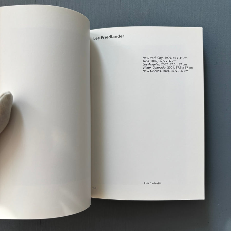 Un bel été 3 - stanley brouwn, Marguerite Duras, Lucio Fontana, Lee Friedlander - Casino Luxembourg 2003 - Saint-Martin Bookshop