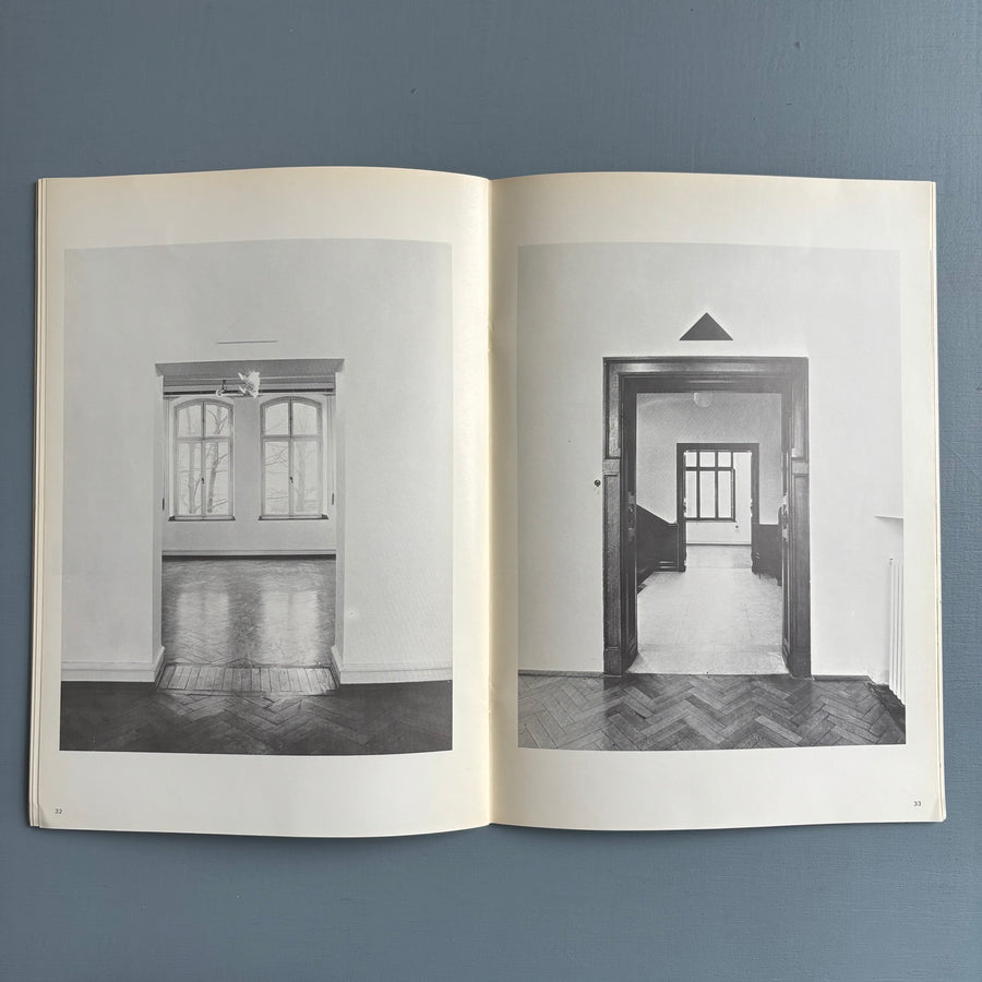 Een schilderijententoonstelling van een aantal schilders die wellicht het schilderij als mogelijkheid onderzoeken - ICC 1974 - Saint-Martin Bookshop