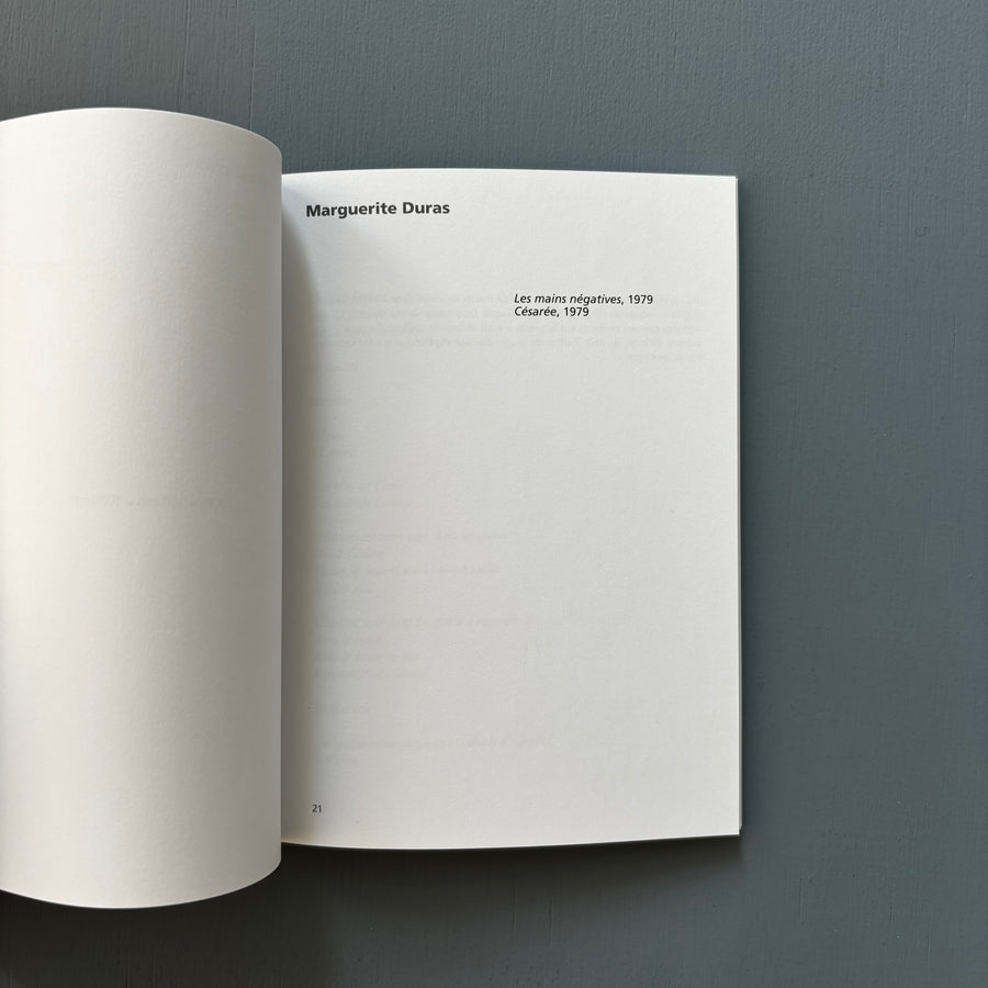 Un bel été 3 - stanley brouwn, Marguerite Duras, Lucio Fontana, Lee Friedlander - Casino Luxembourg 2003 - Saint-Martin Bookshop