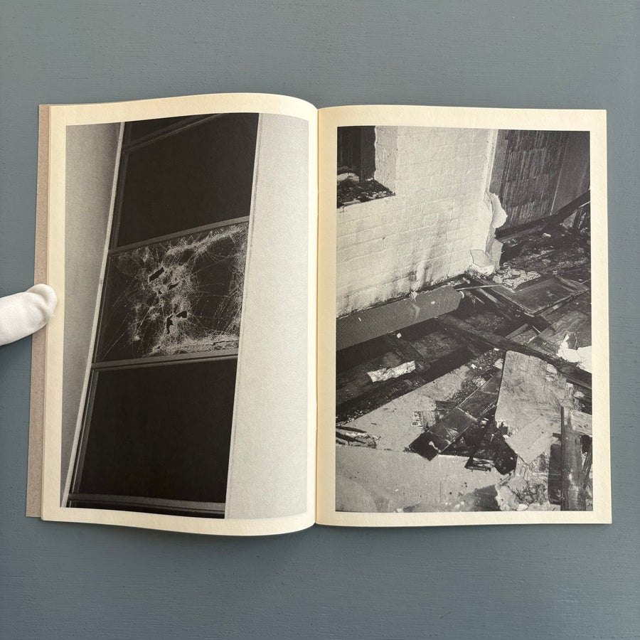 Fama & Fortune Bulletin #18 - Christopher Wool, Incident on 9th Street - P&S Wien 1996 - Saint-Martin Bookshop