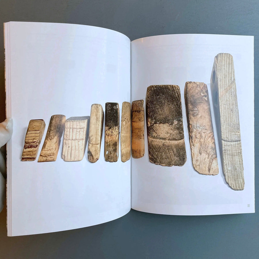 Gabriel Kuri - < - Triangle books 2020