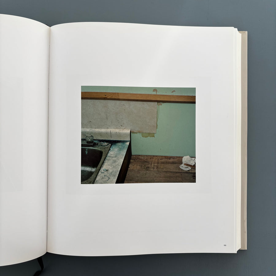 Jeff Wall - Catalogue Raisonné 1978-2004 - Schaulager/Steidl  2005 - Saint-Martin Bookshop