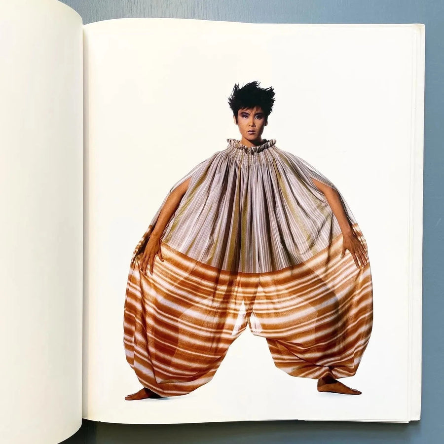 Issey Miyake - Photographs By Irving Penn - Little, Brown and Company 1988 Saint-Martin Bookshop