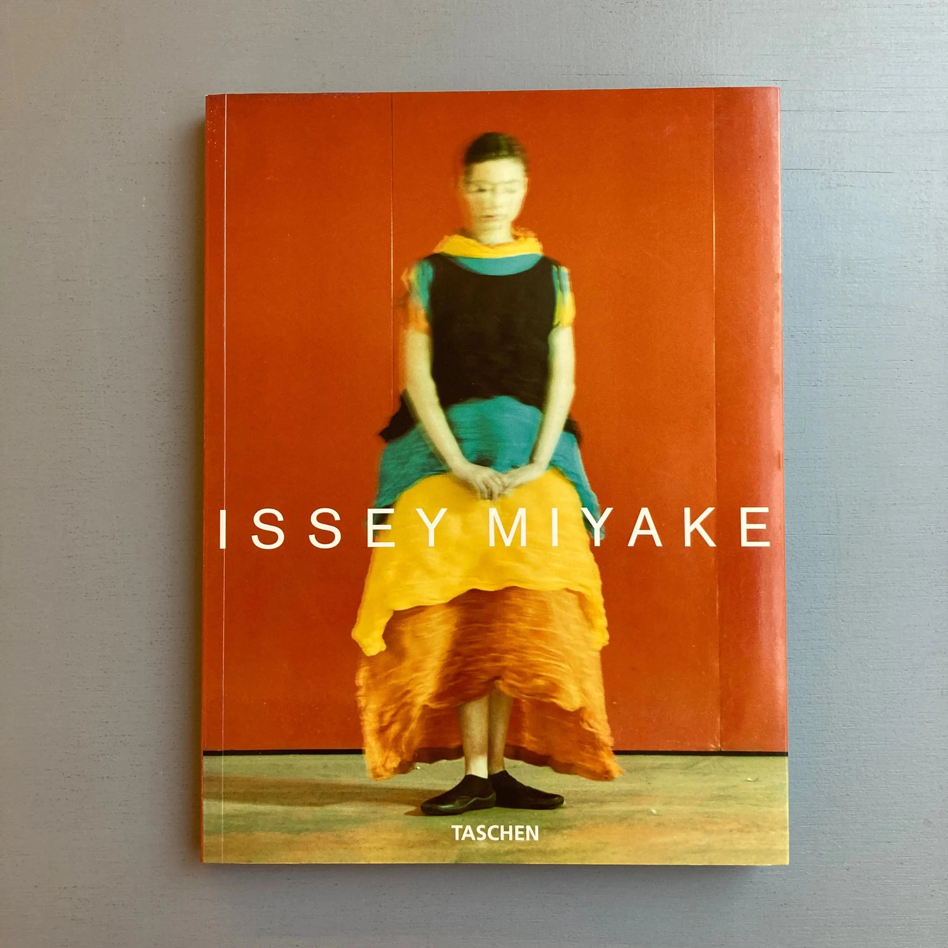 ISSEY MIYAKE 美生 TASCHEN Issey Miyake - Taschen 1995 - Saint-Martin Bookshop