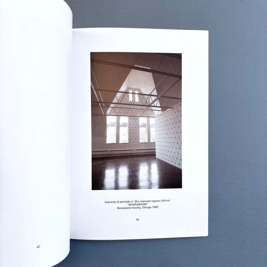 Niele Toroni - Impronte di pennello N. 50 ripetute a intervalli regolari (30 cm.) - Museo comunali d'arte di Ascona 1991