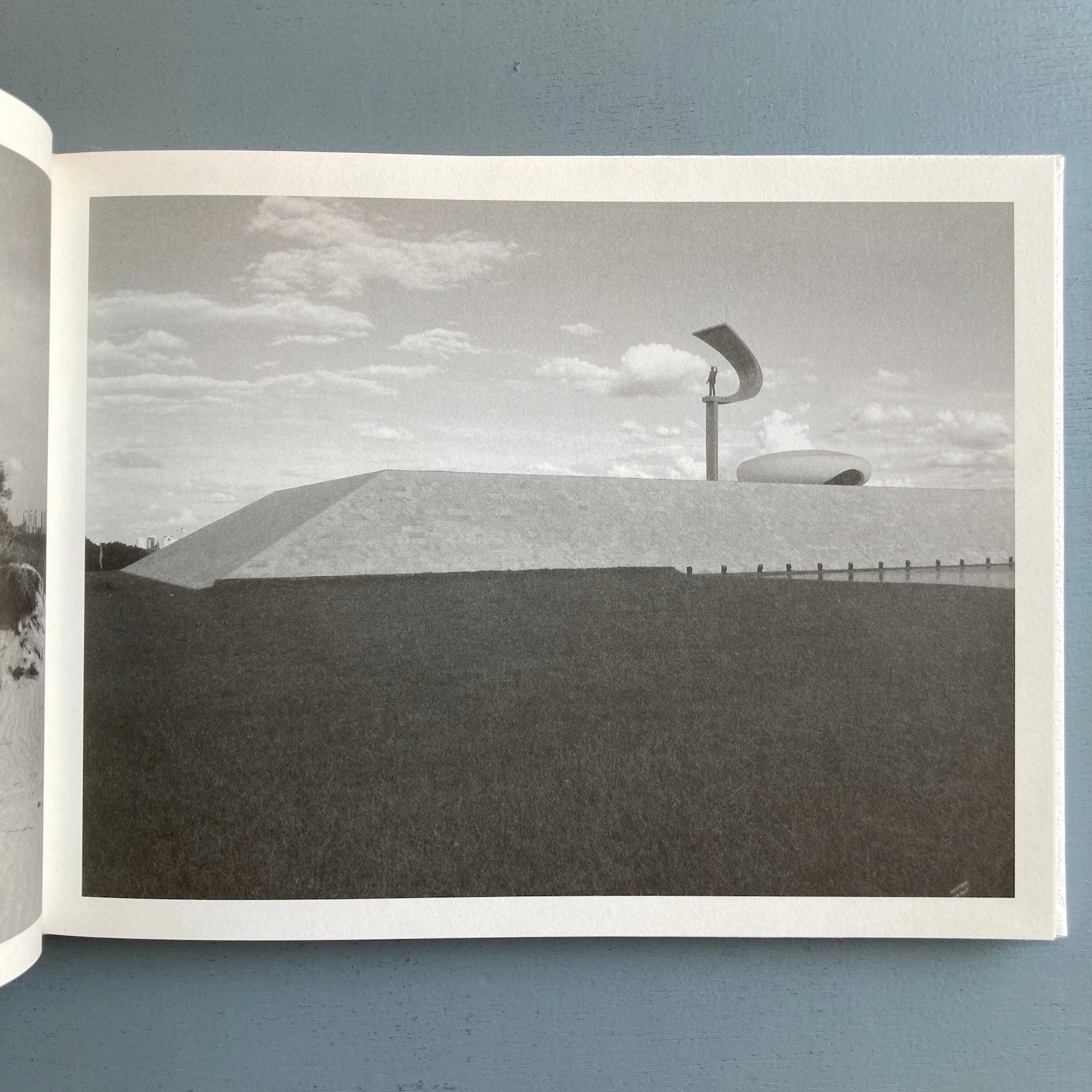 O. NIEMEYER by Erik van der Weijde - Rollo Press 2013 - Saint