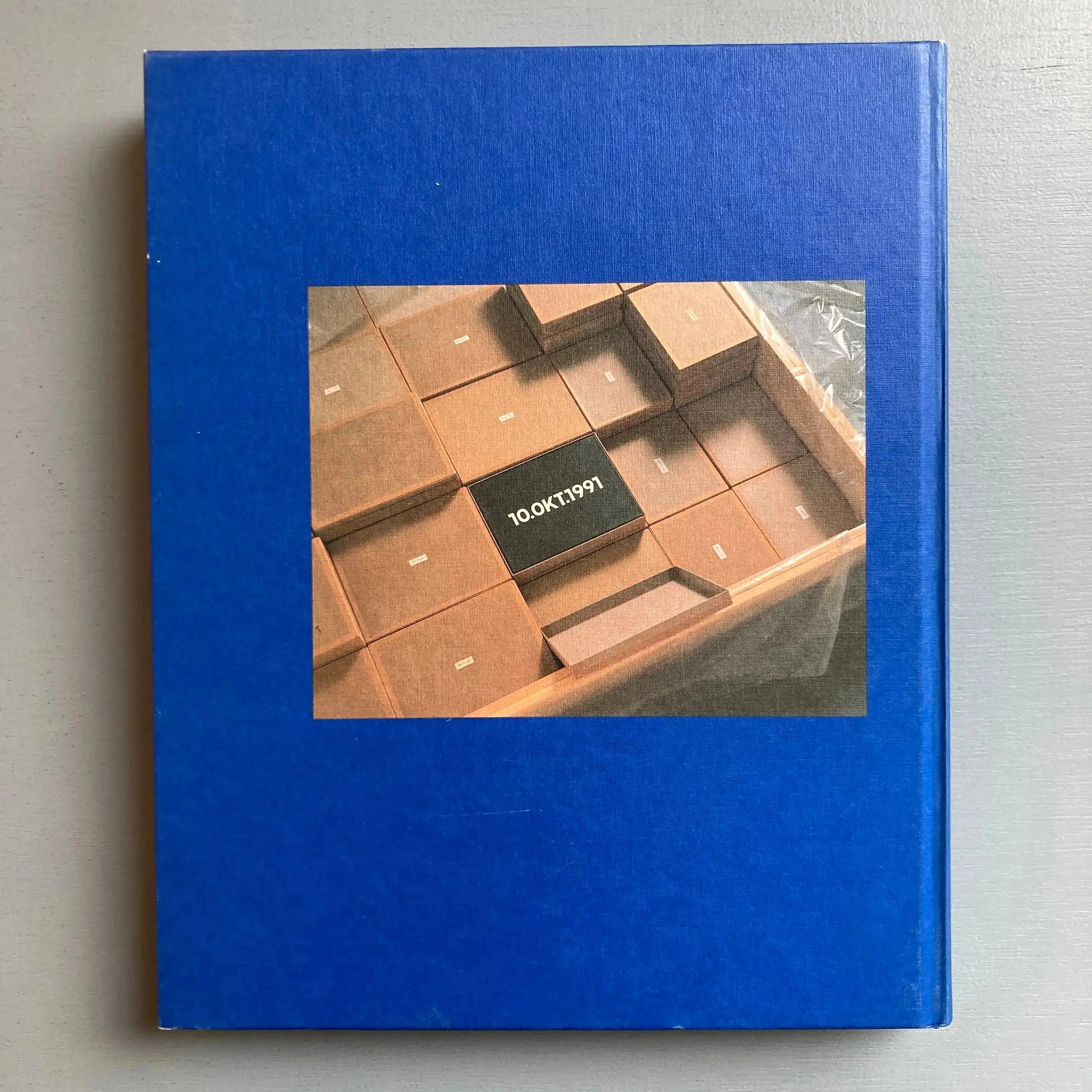 アート・デザイン・音楽 On Kawara Date paintings in 89 cities On-Kawara---Date-paintings-in-