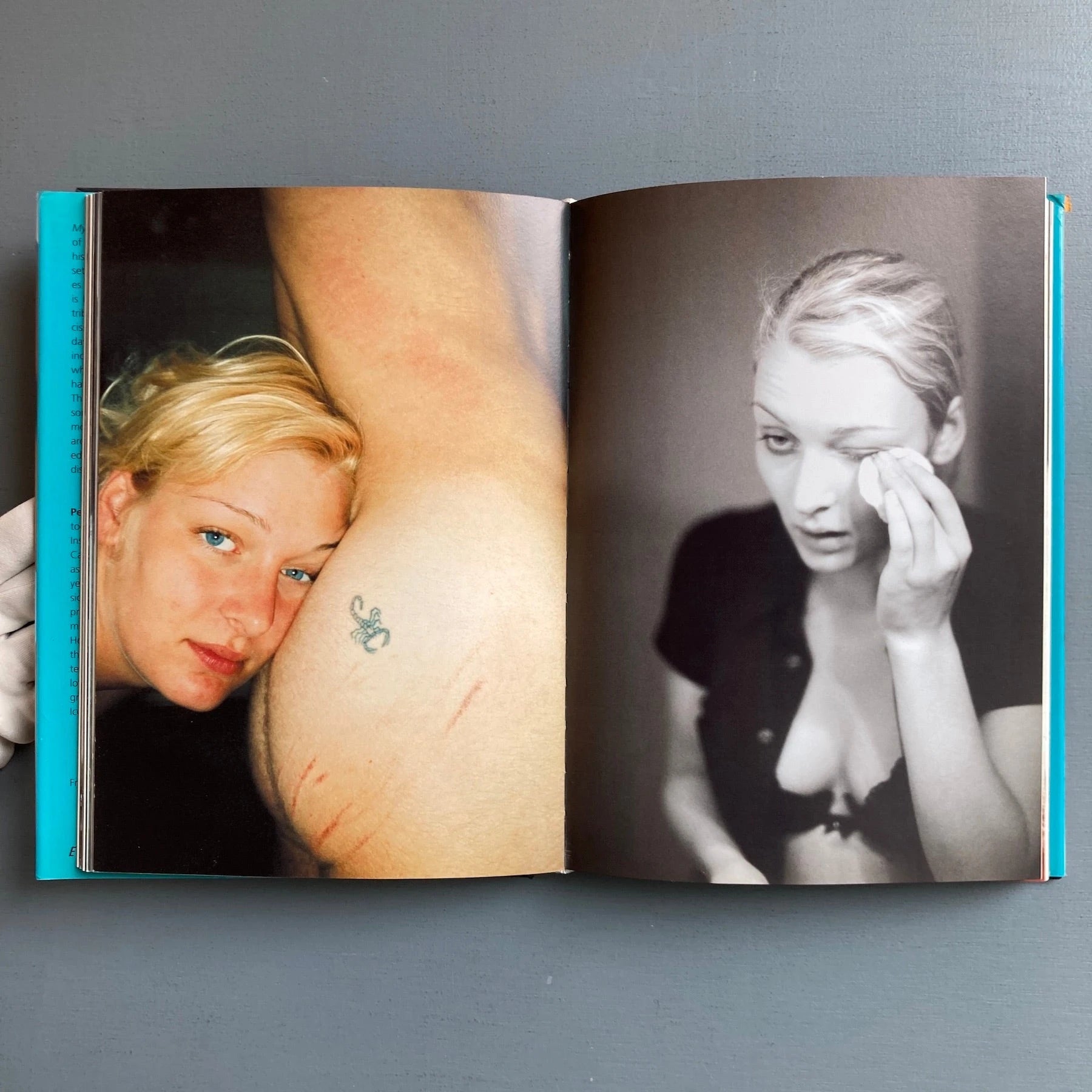 Oyoqlari orasidagi ayol Jinsi shimlarini yechmasdan sikildi