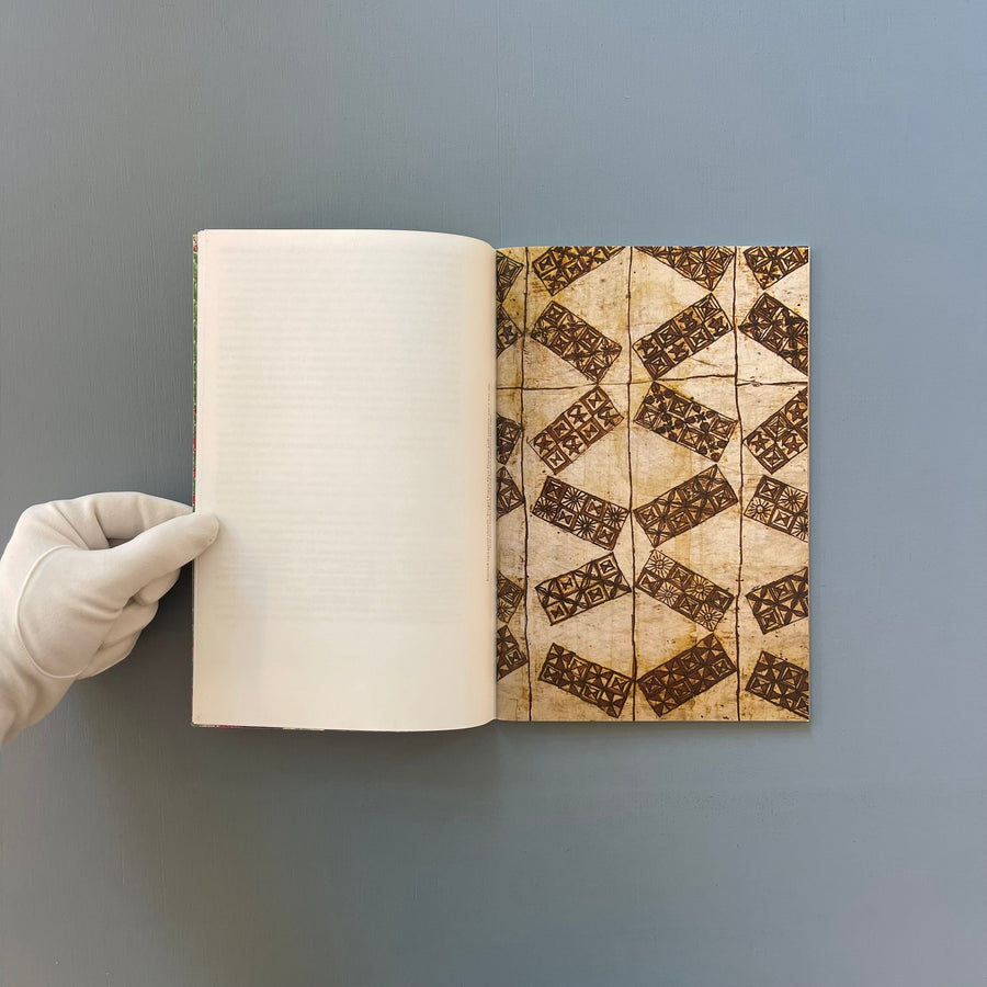 The Stuff That Matters, textiles collected by Seth Siegelaub for the CSROT - Raven Row 2012 - Saint-Martin Bookshop