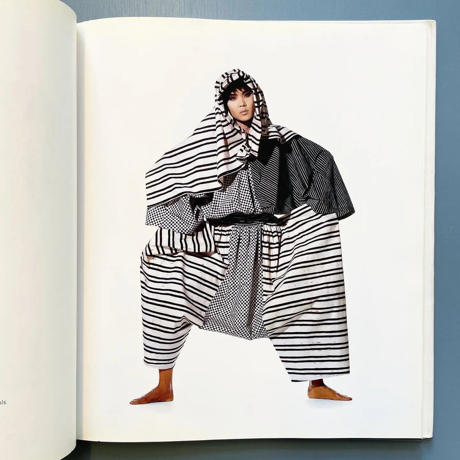 Issey Miyake - Photographs By Irving Penn - Little, Brown and Company 1988 Saint-Martin Bookshop